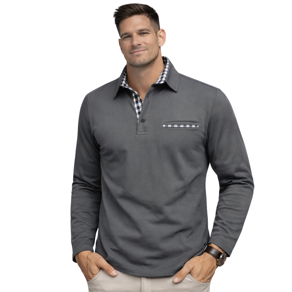 Mężczyzna o krótkich brązowych włosach lekko się uśmiecha, ubrany w jasne spodnie i koszulkę polo Arkadya Outlet Koszulka męska długi rękaw regularny krój z zapięciem, z wewnętrznym kołnierzem w kratkę i detalami kieszeni.