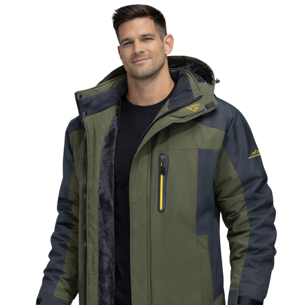 Mężczyzna ubrany w kurtkę outdoorową Męska Wiatro i Wodoodporna z Ociepleniem w kolorze zielono-ciemnoszarym z żółtym zamkiem i logo, uśmiechnięty na białym tle.