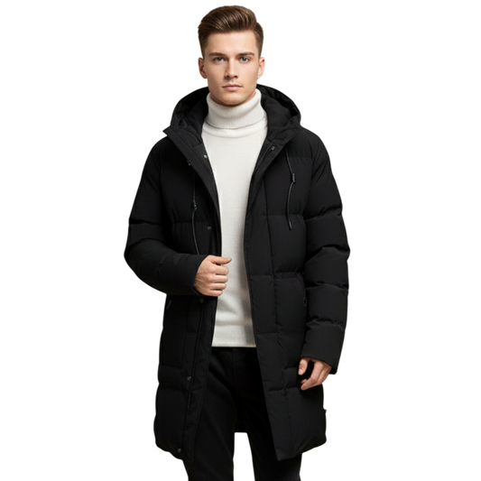 Młody mężczyzna pewnie kroczy przed siebie na prostym białym tle, ubrany w kurtkę Arkadya Outlet Kurtka Parka Męska Długa Pikowana z Kapturem Zimowa Ochronna na białym golfie, czarnych spodniach i białych tenisówkach.