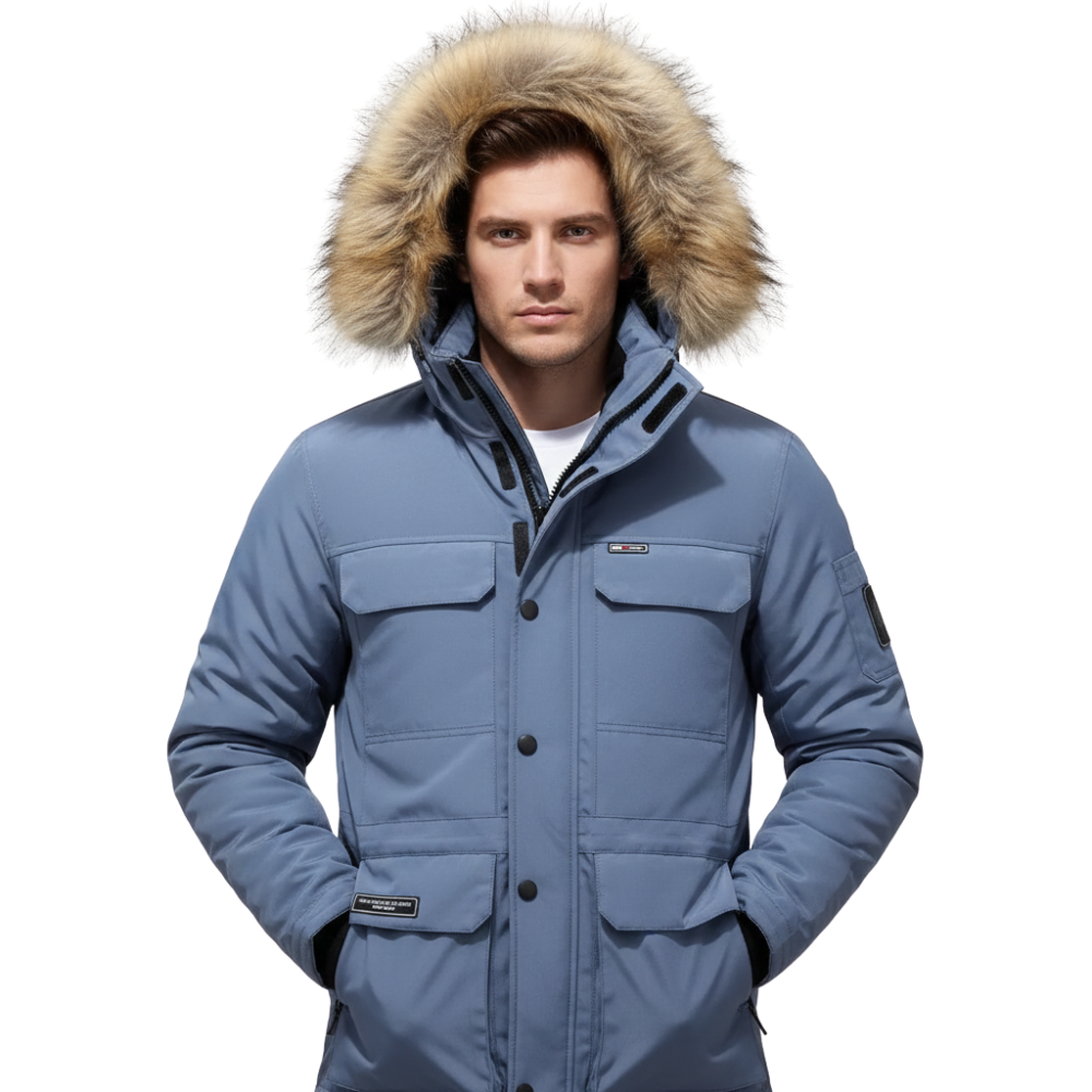 Mężczyzna ubrany w kurtkę Arkadya Outlet Kurtka Parka Męska Ocieplana z Kapturem na Zimę stoi przodem z rękami w kieszeniach, na białym tle.