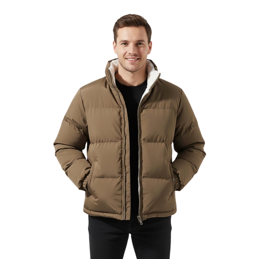 Mężczyzna o krótkich brązowych włosach uśmiecha się, mając na sobie Arkadya Outlet Kurtka Męska Pikowana Konstrukcja Z Przymocowanym Kapturem, czarne spodnie i czarną koszulę, stojąc z rękami w kieszeniach kurtki na białym tle.