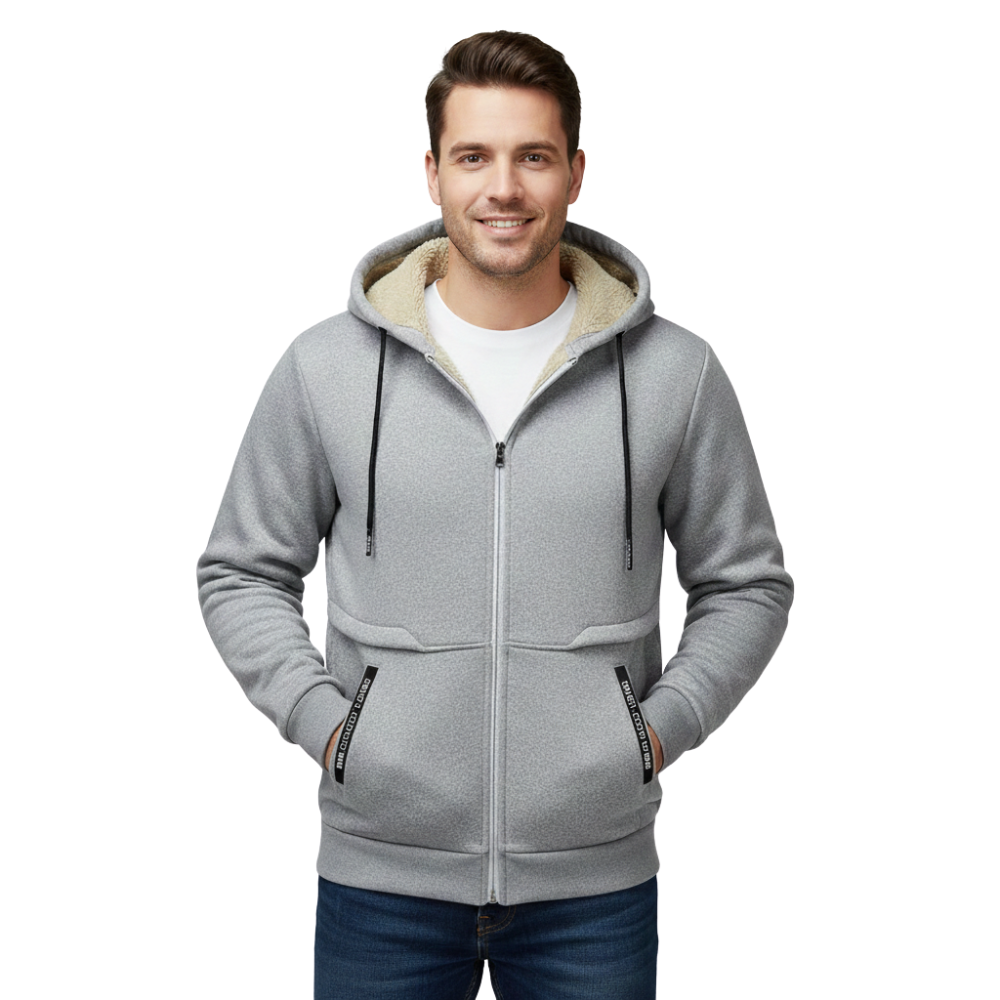 Mężczyzna modeluje Arkadya Outlet Kurtka Polarowa Męska Luźny Krój Na Jesień I Zimę w kolorze jasnoszarym na białej koszulce, ręce w kieszeniach, uśmiechając się do kamery na białym tle.