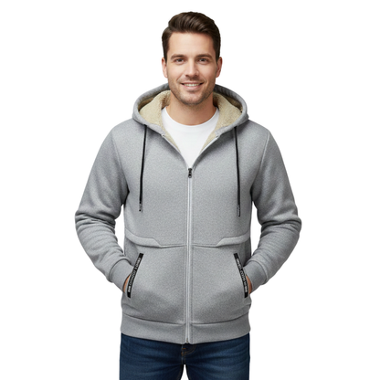 Mężczyzna modeluje Arkadya Outlet Kurtka Polarowa Męska Luźny Krój Na Jesień I Zimę w kolorze jasnoszarym na białej koszulce, ręce w kieszeniach, uśmiechając się do kamery na białym tle.