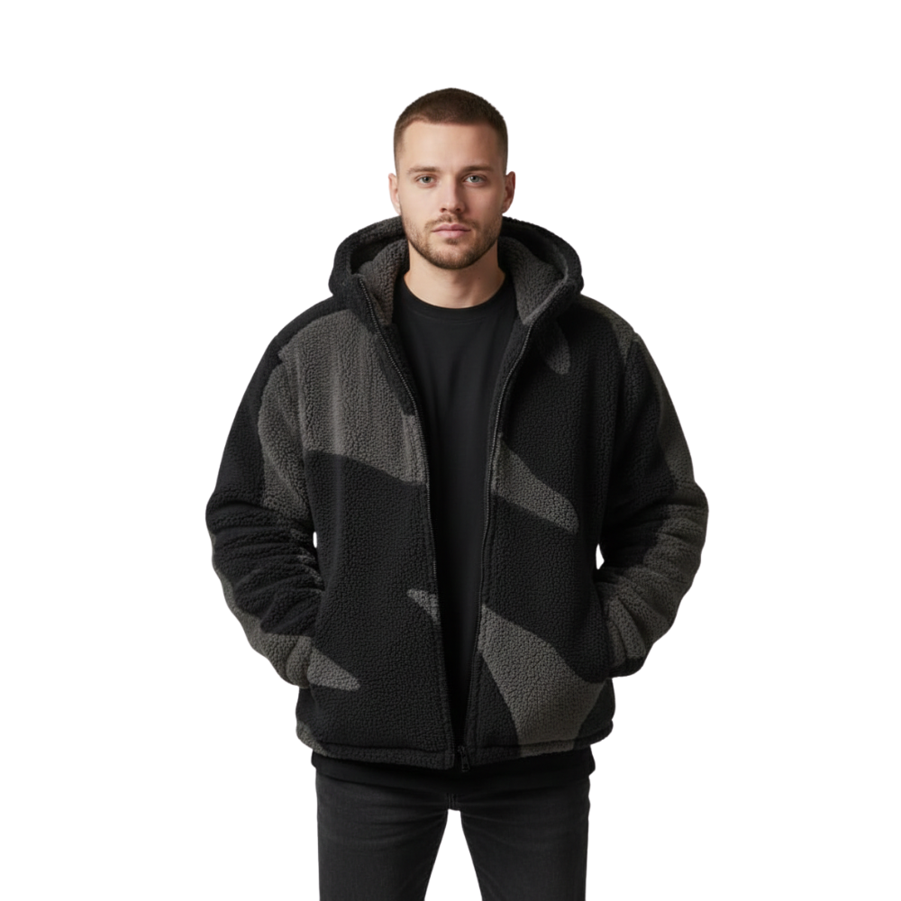 Mężczyzna z krótkimi włosami i brodą nosi czarno-szarą Kurtkę Z Kapturem Męska Luźny Krój Z Zamkiem Regulowana Dołem marki Arkadya Outlet na czarnej koszuli i spodniach, stojąc na prostym białym tle z rękami w kieszeniach.