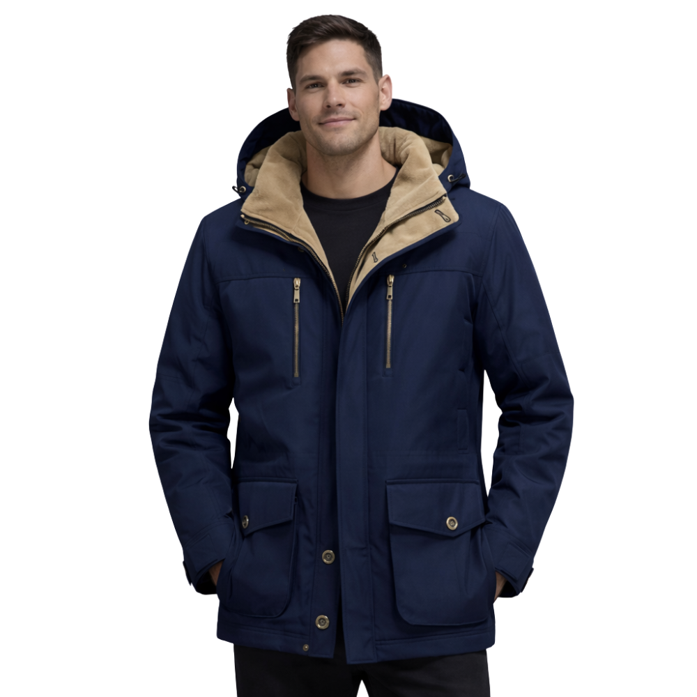 Mężczyzna stoi na białym tle ubrany w kurtkę zimową Arkadya Outlet Kurtka Zimowa Męska z Kapturem i Kieszeniami Odzież Wierzchnia, granatową kurtkę zimową z brązową podszewką, zamkiem błyskawicznym i guzikami oraz kieszeniami z patką.