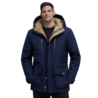 Mężczyzna stoi na białym tle ubrany w kurtkę zimową Arkadya Outlet Kurtka Zimowa Męska z Kapturem i Kieszeniami Odzież Wierzchnia, granatową kurtkę zimową z brązową podszewką, zamkiem błyskawicznym i guzikami oraz kieszeniami z patką.