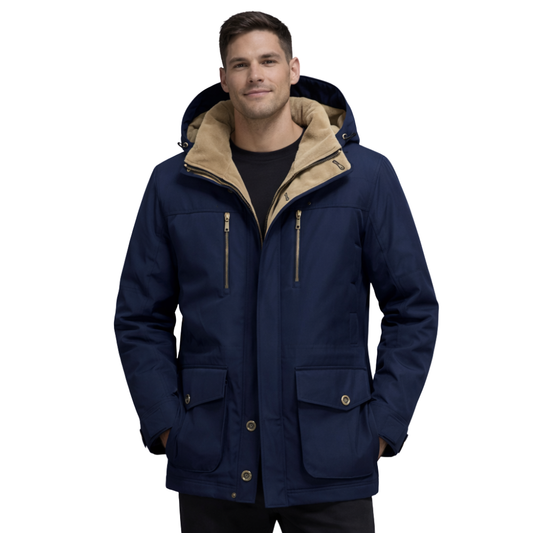 Mężczyzna stoi na białym tle ubrany w kurtkę zimową Arkadya Outlet Kurtka Zimowa Męska z Kapturem i Kieszeniami Odzież Wierzchnia, granatową kurtkę zimową z brązową podszewką, zamkiem błyskawicznym i guzikami oraz kieszeniami z patką.