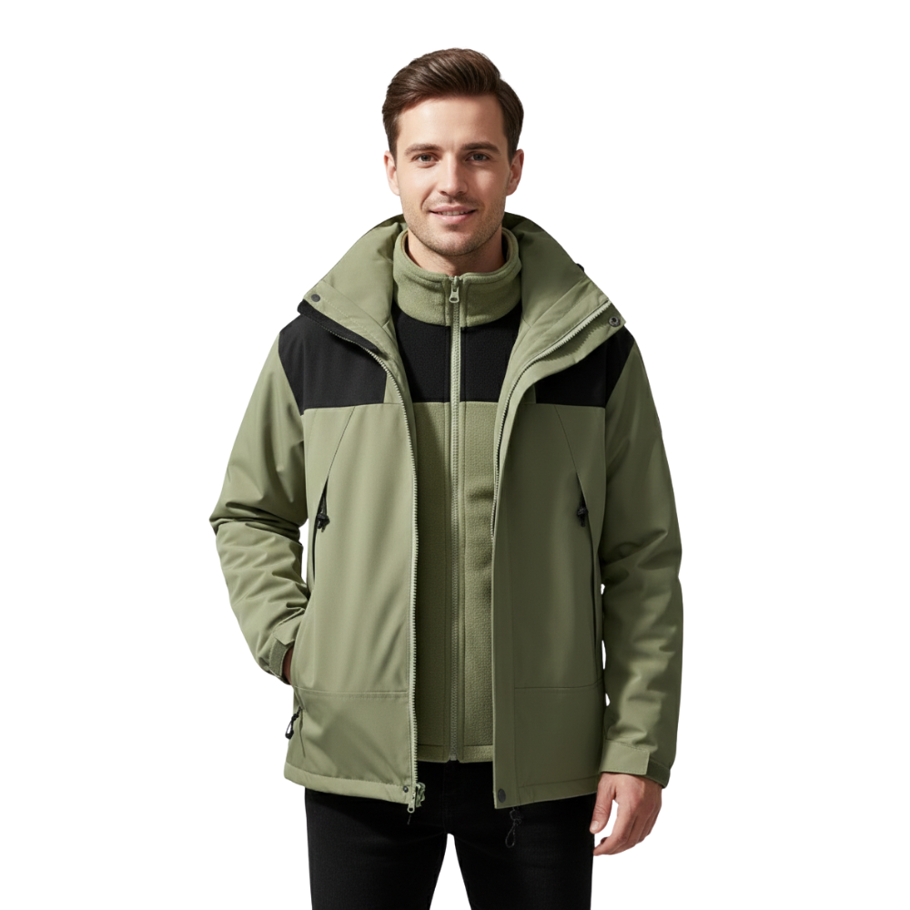 Mężczyzna stoi twarzą do przodu, uśmiechając się w Arkadia Outlet Kurtka Zimowa Męska Kapturowa Modułowa Odzież Regularny Krój przez zapinany top z czarnymi spodniami, jedną ręką w kieszeni, na jednolitym białym tle.