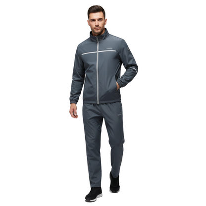 Mężczyzna w Arkadia Outlet Dres komplet męski dwuczęściowy bluza na zamek i spodnie idzie przed siebie w czarnych trampkach z jedną ręką w kieszeni, na prostym białym tle.