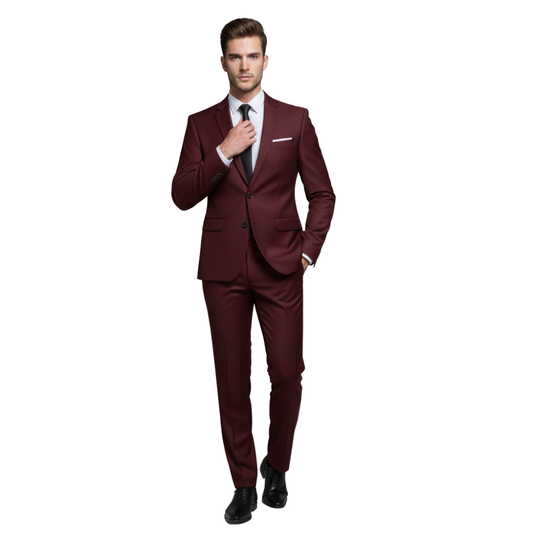 Mężczyzna w bordowym Garniturze Męskim Dwuczęściowym Marynarka i Spodnie z Outletu Arkadya, ubrany w białą koszulę i ciemny krawat, stoi na białym tle, pewnie poprawiając krawat i patrząc w kamerę.