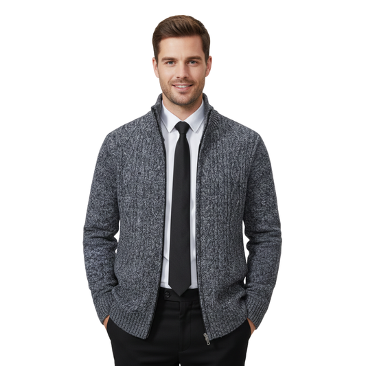 Mężczyzna modeluje Arkadya Outlet Kardigan Męski Dzianinowa Konstrukcja Z Zamkiem Błyskawicznym na białej koszuli i czarnym krawacie, uśmiechając się z rękami w kieszeniach na jednolitym białym tle.