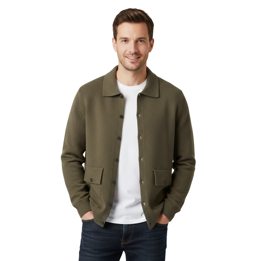 Mężczyzna z krótkimi brązowymi włosami ma na sobie kurtkę Arkadya Outlet męski zapinany na guziki z kołnierzem i kieszeniami w kolorze oliwkowym na białej koszulce i ciemnych dżinsach, stojąc z rękami w kieszeniach, uśmiechając się do kamery na białym tle.