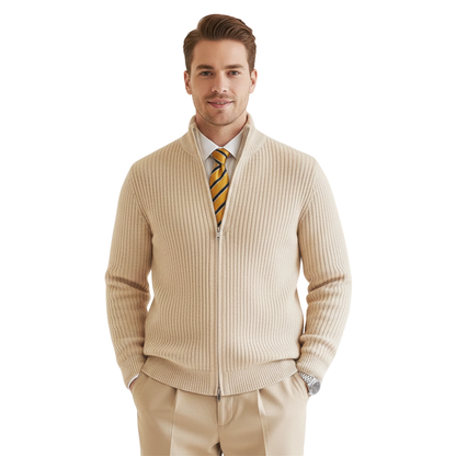 Mężczyzna nosi Arkadya Outlet Kardigan męski zapinany na zamek błyskawiczny dopasowany krój w kolorze beżowym na białej koszuli i żółtym krawacie w paski, w połączeniu z brązowymi spodniami, stojąc z rękami w kieszeniach na białym tle.