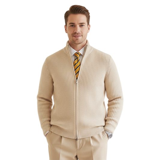 Mężczyzna nosi Arkadya Outlet Kardigan męski zapinany na zamek błyskawiczny dopasowany krój w kolorze beżowym na białej koszuli i żółtym krawacie w paski, w połączeniu z brązowymi spodniami, stojąc z rękami w kieszeniach na białym tle.