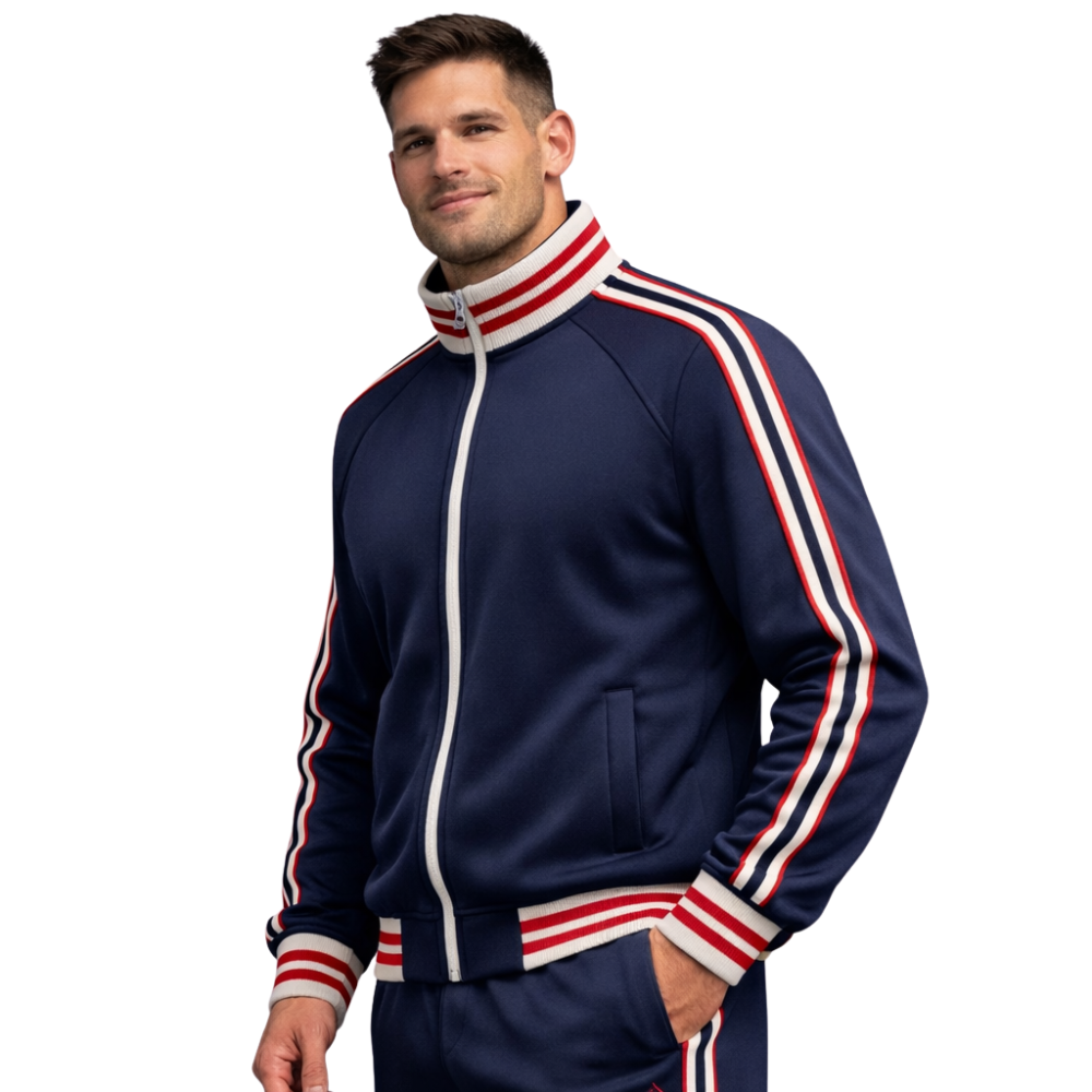 Mężczyzna stoi uśmiechnięty z ręką w kieszeni, ubrany w Arkadya Outlet Komplet dresowy męski dwuczęściowy zestaw do codziennego użytku w kolorze granatowym z biało-czerwonymi paskami, na białym tle.