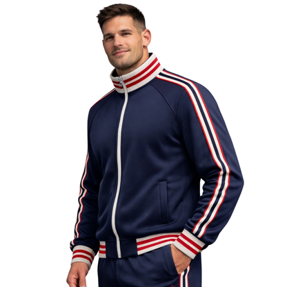 Mężczyzna stoi uśmiechnięty z ręką w kieszeni, ubrany w Arkadya Outlet Komplet dresowy męski dwuczęściowy zestaw do codziennego użytku w kolorze granatowym z biało-czerwonymi paskami, na białym tle.