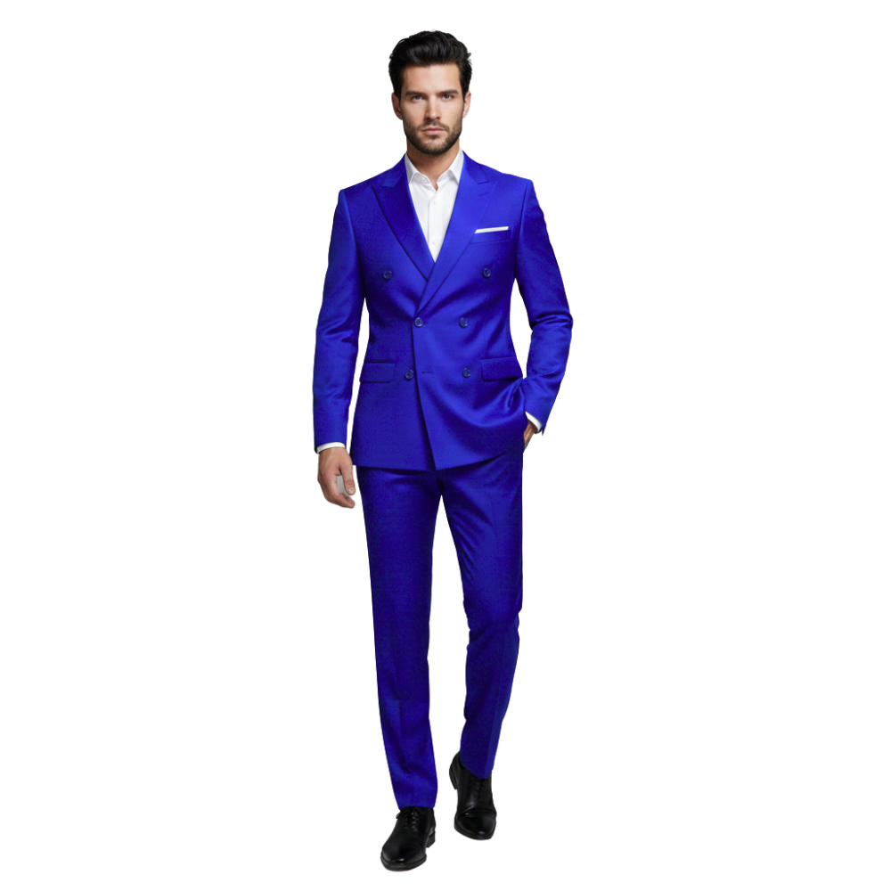 Na białym tle idzie mężczyzna ubrany w Arkadya Outlet Komplet Garniturowy Męski Dwurzędowy Luźny Krój w kolorze jasnoniebieskim, w połączeniu z białą koszulą i czarnymi butami.