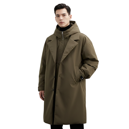 Młody mężczyzna z krótkimi ciemnymi włosami nosi Arkadya Outlet płaszcz męski wodoodporny długi krój z kapturem podszewką na czarnym stroju, stojąc na prostym białym tle.