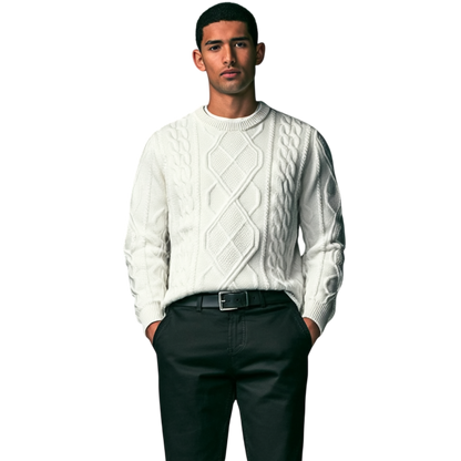 Mężczyzna stoi twarzą do przodu w męskim dekolcie Arkadya Outlet Sweter okrągły warkoczowy standardowy krój całoroczny, czarnych spodniach i czarnych butach na białym tle.