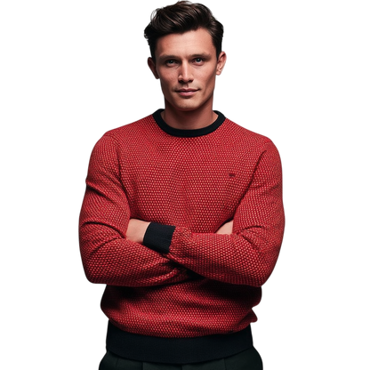 Czerwony męski sweter dzianinowy; widok z przodu na modelu.