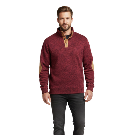 Mężczyzna z jasnobrązowymi włosami i brodą ma na sobie Arkadya Outlet sweter dzianinowy męski stójka długi rękaw ubranie codzienne z brązowymi akcentami i czarne dżinsy, stojąc przodem na białym tle.