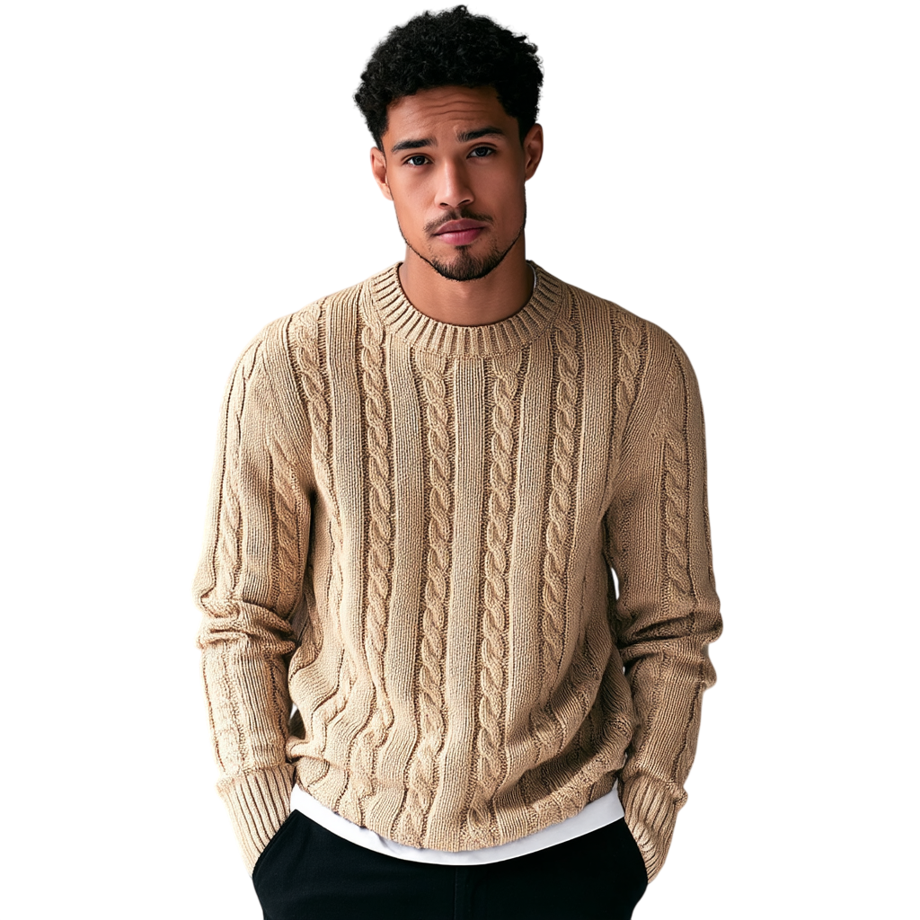 Mężczyzna z krótkimi kręconymi włosami i przystrzyżoną brodą nosi Arkadya Outlet Sweter męski dzianinowy dekolt okrągły długi rękaw regularny krój na białej koszuli, stojąc z rękami w kieszeniach na jednolitym jasnym tle.