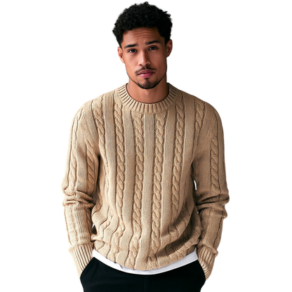 Mężczyzna z krótkimi kręconymi włosami i przystrzyżoną brodą nosi Arkadya Outlet Sweter męski dzianinowy dekolt okrągły długi rękaw regularny krój na białej koszuli, stojąc z rękami w kieszeniach na jednolitym jasnym tle.