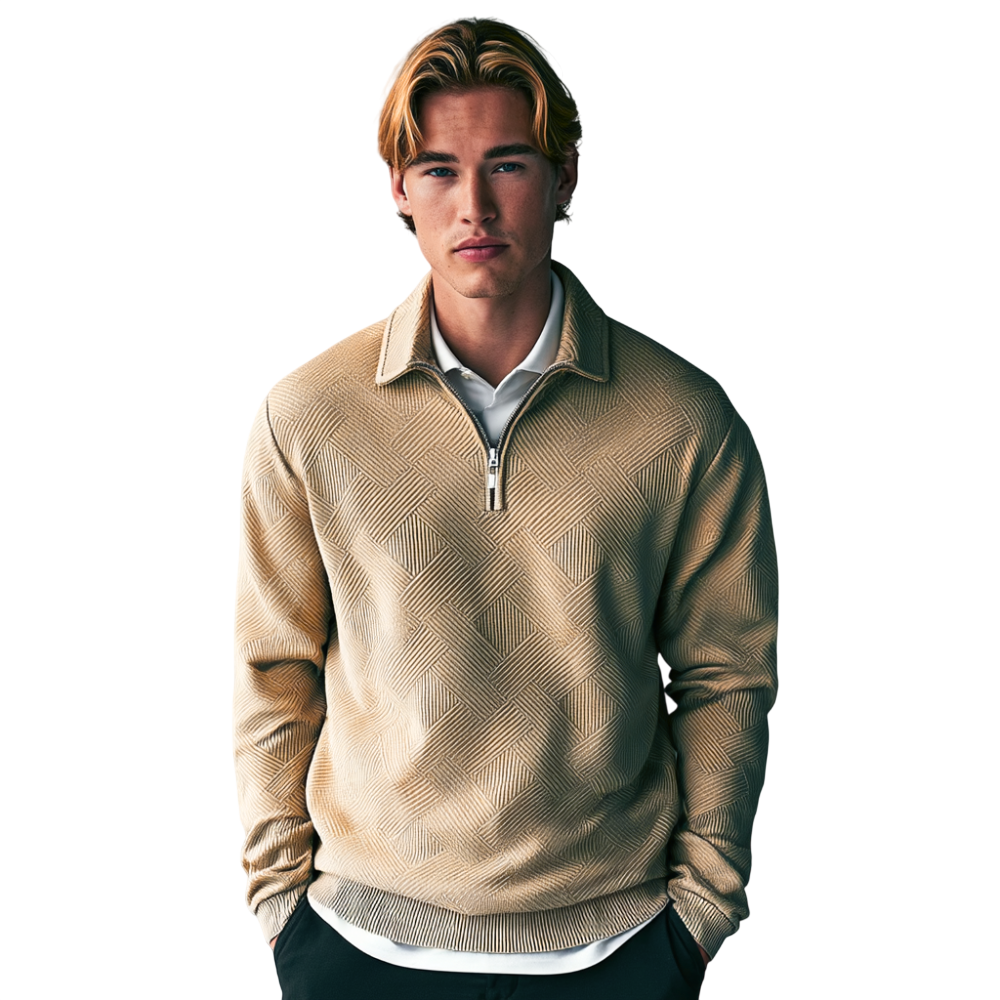 Młody mężczyzna o blond włosach nosi Arkadya Outlet Sweter męski 1/4 zamek luźny krój długi rękaw dzianina na białej koszuli, stojąc na białym tle z rękami w kieszeniach, patrząc w kamerę.