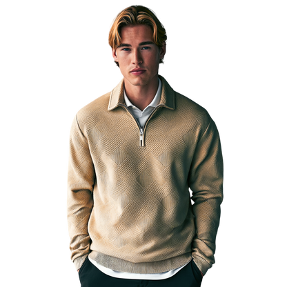 Młody mężczyzna o blond włosach nosi Arkadya Outlet Sweter męski 1/4 zamek luźny krój długi rękaw dzianina na białej koszuli, stojąc na białym tle z rękami w kieszeniach, patrząc w kamerę.