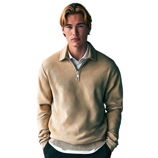 Młody mężczyzna o blond włosach nosi Arkadya Outlet Sweter męski 1/4 zamek luźny krój długi rękaw dzianina na białej koszuli, stojąc na białym tle z rękami w kieszeniach, patrząc w kamerę.