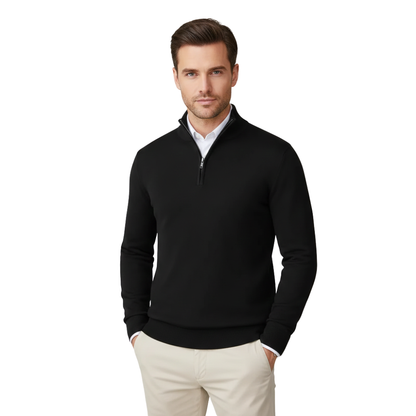 Mężczyzna o krótkich brązowych włosach nosi półzamek męski Arkadya Outlet Sweter regularny krój strukturalna powierzchnia na białej koszuli z kołnierzykiem i beżowych spodniach, stojąc z rękami w kieszeniach na białym tle.