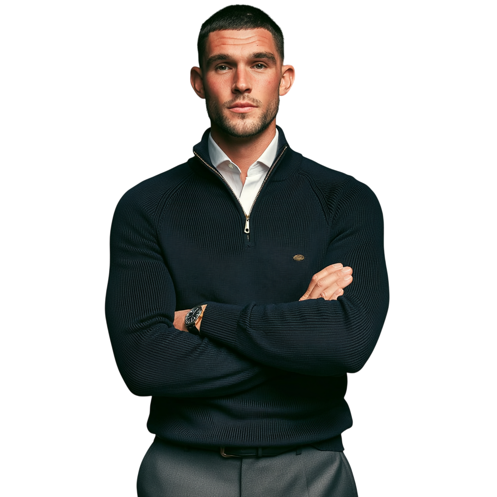 Męski sweter z półzamkiem, kolor granatowy; widok z przodu na modelu.