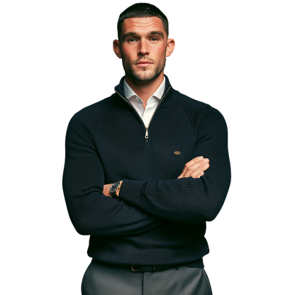 Męski sweter z półzamkiem, kolor granatowy; widok z przodu na modelu.