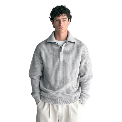 Jasnoszary męski sweter dzianinowy o luźnym kroju, kołnierz z zamkiem, miękka struktura, długi rękaw