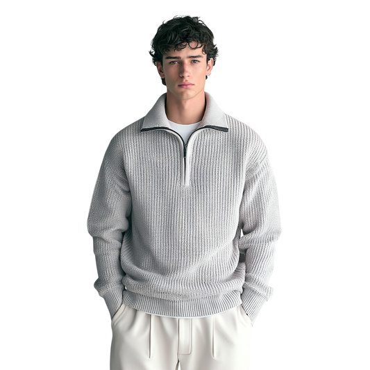 Jasnoszary męski sweter dzianinowy o luźnym kroju, kołnierz z zamkiem, miękka struktura, długi rękaw