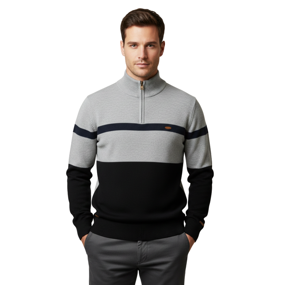 Mężczyzna o krótkich brązowych włosach i neutralnym wyrazie twarzy ma na sobie ciemne spodnie i Arkadya Outlet Sweter dzianinowy męski zamek ćwierć lekki długi rękaw w kolorze szaro-czarnym z marynarskim paskiem, wykonany z lekkiej dzianiny.
