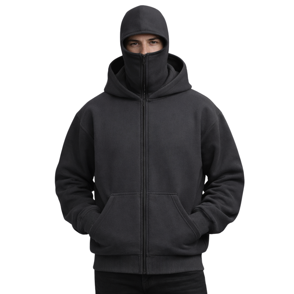 Osoba w kurtce Arkadya Outlet Top Z Kapturem Męski Zintegrowana Ochrona Twarzy Luźny Krój z podniesionym kapturem i zamkiem błyskawicznym zakrywającym większość twarzy, z rękami w kieszeniach, stoi na białym tle.