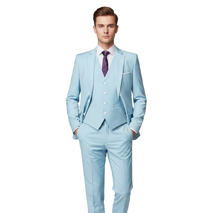 Mężczyzna w stroju Arkadya Outlet Komplet trzyczęściowy męski dopasowany zestaw odzieży w kolorze jasnoniebieskim, z białą koszulą i fioletowym krawatem, stoi z rękami w kieszeniach na białym tle.