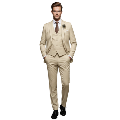 Męski garnitur trzyczęściowy: marynarka, kamizelka i spodnie, kolor beżowy; przód na modelu.