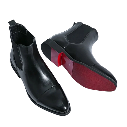 Para Arkadya Outlet Botki Chelsea Męskie z elastycznymi panelami bocznymi, zakładką do ściągania i antypoślizgową czerwoną podeszwą zapewniającą przyczepność. Jeden but stoi pionowo; drugi leży na boku, pokazując zamkniętą konstrukcję.