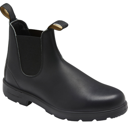 Arkadya Outlet Botki Chelsea męskie wsuwane z elastycznymi panelami do kostki to czarne skórzane botki z elastycznymi panelami bocznymi, zakładkami z przodu i z tyłu oraz wytrzymałą gumową podeszwą, pokazane na białym tle.