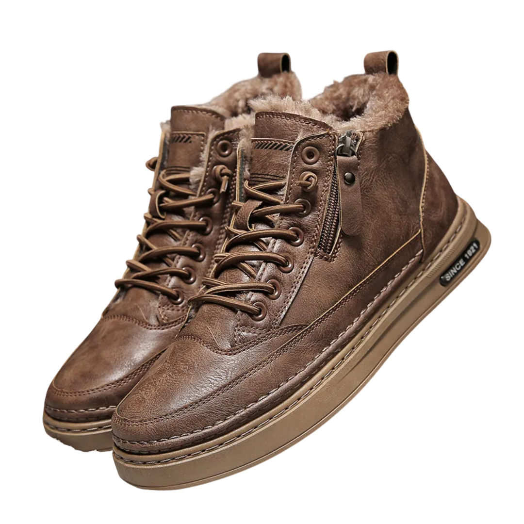 Para butów Arkadya Outlet Botki męskie sznurowane z bocznym zamkiem na wysokość kostki jest pokazana na piaszczystej powierzchni z rozrzuconymi liśćmi, z podszewką ze sztucznego futra i teksturowanymi podeszwami.