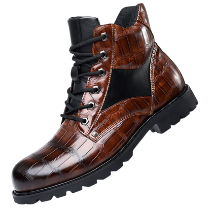 Pojedyncze brązowe Botki Wojskowe Męskie Sznurowane Podeszwa Traktorowa Tłoczone przez Arkadya Outlet, z czarnymi sznurowadłami, czarnym panelem bocznym i chropowatą podeszwą z gumy, prezentowane na białym tle.