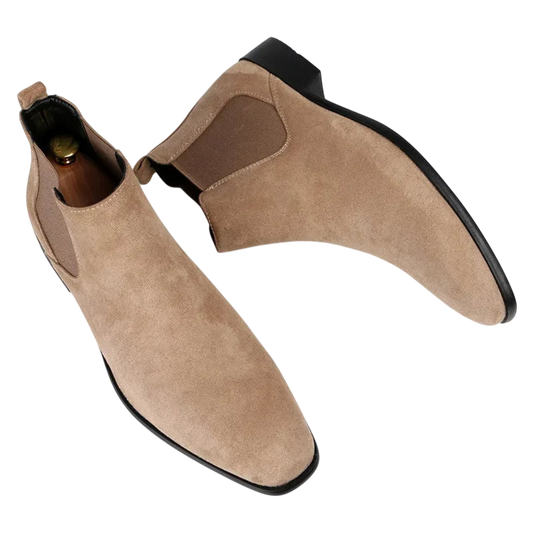 Botki męskie wsuwane z kwadratowym noskiem i niskim obcasem Arkadya Outlet w beżowym zamszu z brązowymi elastycznymi panelami i czarną podeszwą, prezentowane na białym tle.