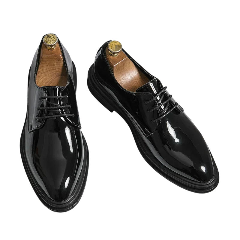 Arkadya Outlet Buty Wizytowe Męskie Sznurowane Oxfordy Spiczasty Nosek w kolorze czarnym z czarnymi sznurowadłami i drewnianymi prawidłami, prezentowane na białym tle.