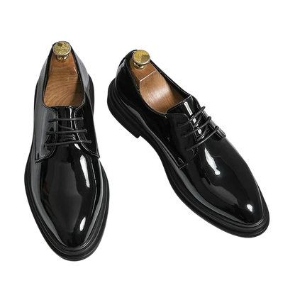 Arkadya Outlet Buty Wizytowe Męskie Sznurowane Oxfordy Spiczasty Nosek w kolorze czarnym z czarnymi sznurowadłami i drewnianymi prawidłami, prezentowane na białym tle.