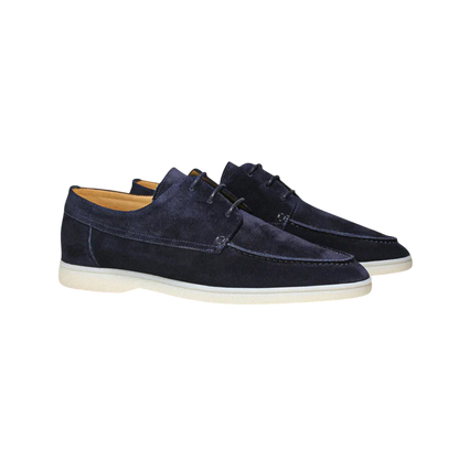 Arkadya Outlet Buty Żeglarskie Męskie Sznurowane w kolorze granatowym, z niskim fasonem i białą gumową podeszwą, prezentowane na białym tle.
