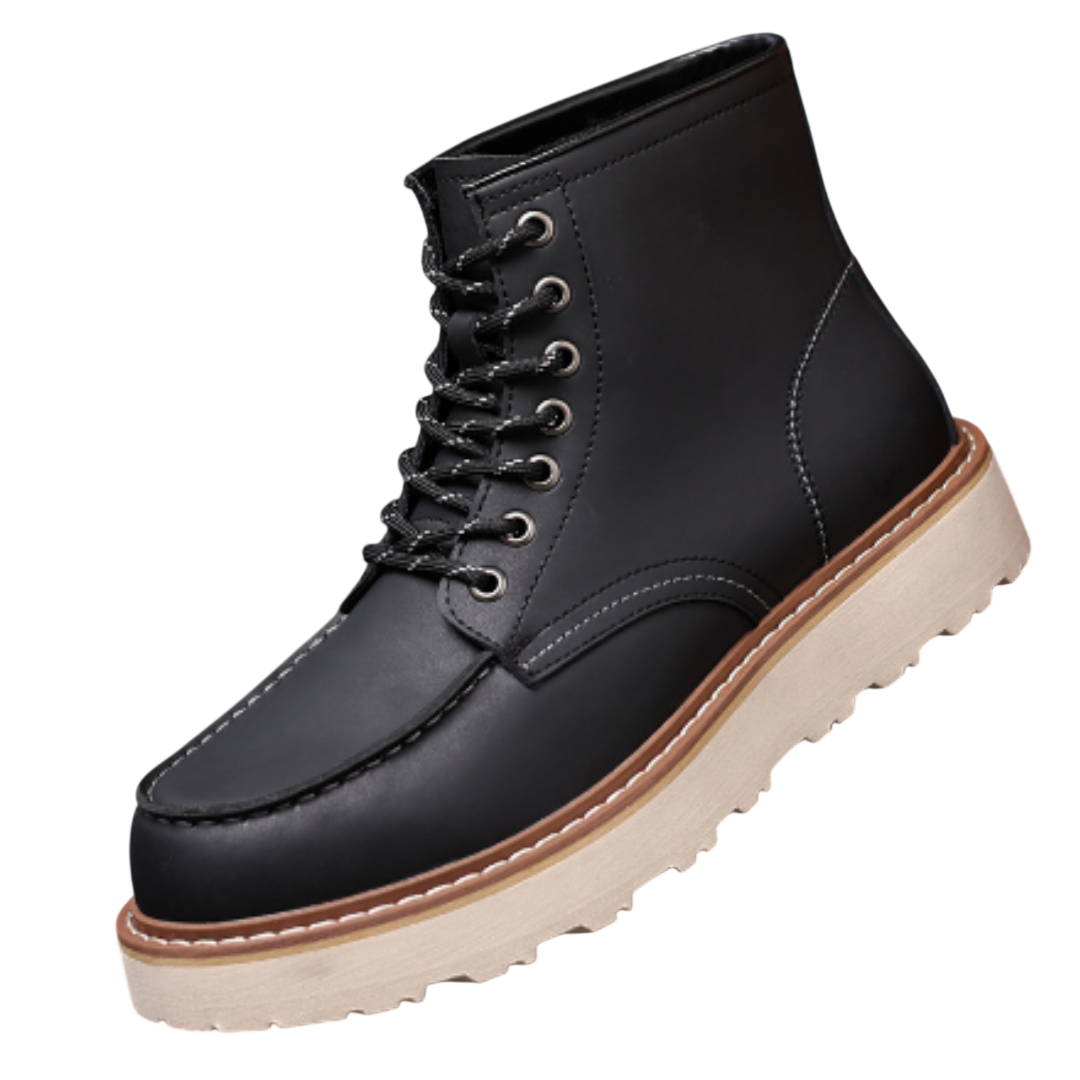 The Buty zimowe męskie ocieplane z wyściełanym kołnierzem do kostki by Arkadya Outlet: czarne, skórzane botki sznurowane z białymi przeszyciami, metalowymi oczkami i grubą beżową podeszwą, prezentowane na białym tle.