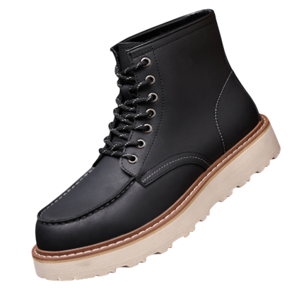 The Buty zimowe męskie ocieplane z wyściełanym kołnierzem do kostki by Arkadya Outlet: czarne, skórzane botki sznurowane z białymi przeszyciami, metalowymi oczkami i grubą beżową podeszwą, prezentowane na białym tle.