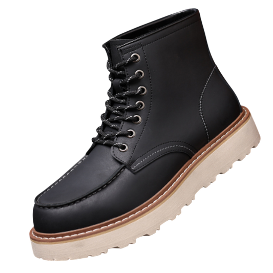 The Buty zimowe męskie ocieplane z wyściełanym kołnierzem do kostki by Arkadya Outlet: czarne, skórzane botki sznurowane z białymi przeszyciami, metalowymi oczkami i grubą beżową podeszwą, prezentowane na białym tle.